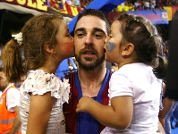 Navarro celebra la victòria amb les seves filles.