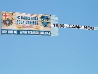 Una avioneta con el anuncio del Trofeo Gamper, por la playa del litoral cataln.