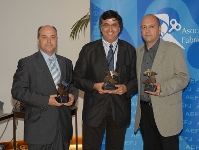 El directivo de la comisin social Xavier Ferrer y Ramon Sostres, representante de Iniesta y de Puyol, han recogido el premio.