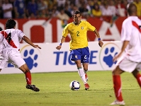 Brasil golea a Per (3-0) y Uruguay perdona a Chile (0-0)