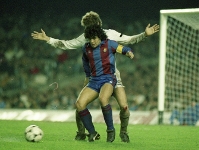 Maradona controla un baln en un partido contra el Valencia, en 1984. Foto: Segu / FC Barcelona