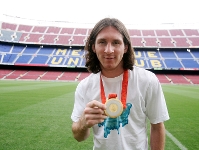 Messi ja és a Barcelona amb la medalla