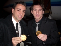 Xavi i Messi, amb les medalles que obtenen el cinqu i el segon classificat, respectivament.