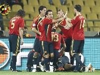 Puyol y Xavi, presentes en la goleada de Espaa (5-0)
