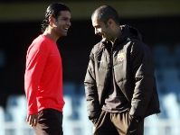 Alves and Mrquez back training