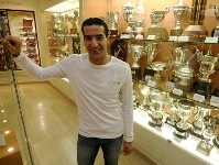 Juan Carlos López, al lado de los trofeos de algunas de las secciones profesionales del club