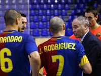Marc Carmona parla amb els seus jugadors en un moment del partit