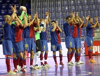 Los jugadores saludan a los aficionados en el primer partido jugado en el Palau