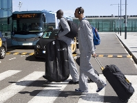 Morris y Ndong, a punto de entrar en el aeropuerto del Prat. Fotos: lex Caparrs