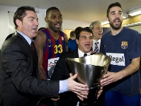Xavi Pascual, Pete Mickeal, Joan Laporta i Juan Carlos Navarro, amb el títol de campions. Foto: Àlex Caparrós - FCB.