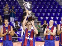 Solozbal aixeca el trofeu del II Torneig NACEX que guanya el Bara (Fotos: lex Caparrs - FCB)