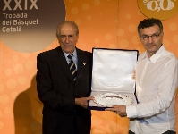 Creus recoge el premio por la consecucin de la Euroliga de manos de Enric Piquet (Fotos: lex Caparrs - FCB)