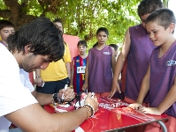 Ricky Rubio signant autgrafs als participants. Fotos: lex Caparrs - FCB.
