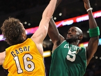 Gasol tapona Garnett en el primer partit de la final de l'NBA. Fotos: NBA.com