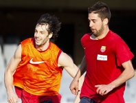 Navarro i Basile disputant una pilota l'any passat en el partidet de final de temporada (Foto: Arxiu - FCB)