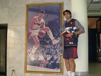 Foto principal: Vctor Sada al lado de un cuadro de Drazen Petrovic en el pavell que lleva el nombre del mtico jugador croata.
