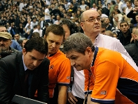 Los colegiados del partido, con Pascual y Vujosevic en el momento de la deliberación. Foto: www.euroleague.net