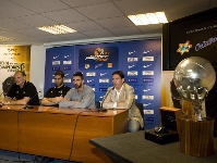 Los cuatro protagonistas de la rueda de prensa, con la Copa en primer plano. Fotos: lex Caparrs