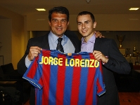 Jorge Lorenzo ha recibido una camiseta del Bara con su nombre de manos de Joan Laporta. Fotos. lex Caparrs - FCB.