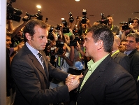 Apretón de manos entre Joan Laporta y Sandro Rosell el 13 de junio, día de las elecciones. Foto: archivo FCB.
