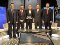 Los cuatro candidatos, antes del debate con el moderador Lluís Canut.