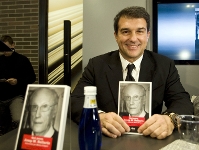 Joan Laporta, con el libro 'Qu pensa Josep Maria Ballarn?'. (Fotos: lex Caparrs - FCB)