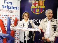 La guanyadora de la promoció, Neus Garcia, mostra, al costat del seu marit, les cinc entrades pel Barça-Valladolid. Foto: Miguel Ruiz.