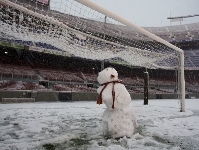 Un mueco de nieve este lunes en el Camp Nou. Fotos: lex Caparrs (FCB)  Archivo FCB.