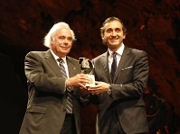 Albert Perrín i Manel Estiarte reben el premi. Foto: Miguel Ruiz - FCB.