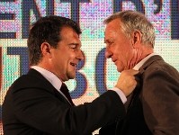 Laporta lliura a Cruyff la insígnia que el reconeix com a president d'honor. Fotos: Miguel Ruiz (FCB)