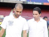 Guardiola y Pascual se saludan en un encuentro que reuni a los cuatro entrenadores de los equipos professionales del Bara.