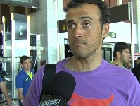 Luis Enrique atenent Bara TV aquest migdia a l'aeroport d'El Prat