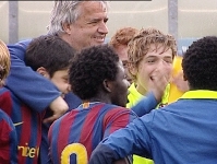 Els nois de l'Infantil A blaugrana celebren el títol de lliga amb l'Albert Benaiges.