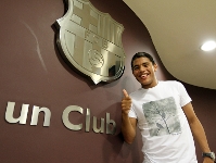 Jonathan, satisfet després de signar. Fotos: Miguel Ruiz-FCB