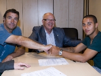 Thiago amb el president del Barça Atlètic, Jacint Borràs, i José Ramón Alexanko, director del futbol base, en la renovació del seu contracte. Fotos:Àlex Caparrós-FCB