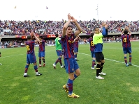 Els jugadors agraïen el suport del públic al final del Barça Atlètic-Poli Ejido. Fotos: Àlex Caparrós-FCB