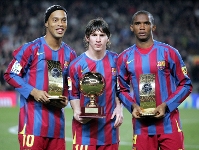 Imagen: Messi (Golden Boy), entre Ronaldinho y Eto'o, primero y tercero en el FWP 2006.