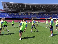 Foto: L'equip, durant la sessi d'aquest mat al Camp Nou. Foto: Miguel Ruiz - FCB