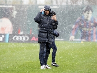 Guardiola, molt abrigat, sota la neu que ha caigut a la Ciutat Esportiva Joan Gamper. Fotos: Miguel Ruiz - FCB.