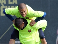Alves i Keita, fent broma durant l'entrenament. Fotos: Miguel Ruiz - FCB