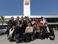 Els periodistes xinesos, a les portes de la Ciutat Esportiva Joan Gamper. Fotos: Miguel Ruiz - FCB