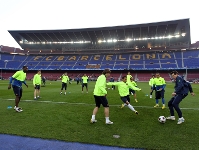 L'equip, en l'entrenament de dimarts a la tarda al Camp Nou. Foto: Miguel Ruiz - FCB