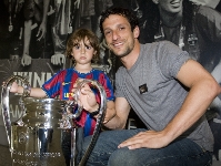 Juliano Belletti i el seu fill, amb una rplica de la Champions. Fotos: lex Caparrs-FCB / Arxiu FCB