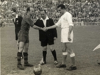 Los dos capitanes, Csar Rodrguez y Miguel Muoz, se saludan antes del clsico de 1952. Fotos: Domingo y Archivo FCB