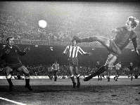Cruyff super a Reina en 1973 en una jugada que le vali ganarse el sobrenombre del 'holands volador'. Foto: Archivo FCB