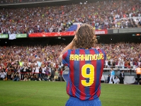 Apoteosis en el Camp Nou para recibir a Ibrahimovic