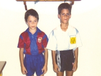 Iniesta, de nen i de blaugrana, amb un amic seu. Foto: Arxiu FCB