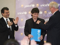 Leo Messi al lado de Joan Laporta y Philip O’Brien. Fotos: Àlex Caparrós (FCB).