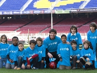 Messi, con unos nios vistiendo la camiseta de Unicef. Fotos: lex Caparrs - FCB.