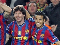 Messi y Pedro celebren el 2-0 contra el Stuttgart. Fotos: lex Caparros i Miguel Ruiz/FCB